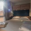 Camera da letto con letto matrimoniale e luce solare da finestra.