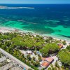 Vista aerea di una spiaggia con acqua blu e verde.