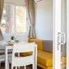 Interno di una stanza con tavolo e divano giallo.
