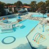 Parco acquatico con giochi colorati e piscine.