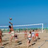 Partita di beach volley su sabbia.