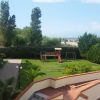 Giardino con scivolo e alberi.