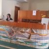 Reception con mosaico marino.