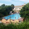 Piscina all'aperto con persone che nuotano.