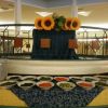 Buffet con piatti e decorazioni di girasoli.