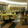 Sala da pranzo con tavoli apparecchiati.