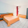 Una camera con un letto matrimoniale e un singolo.