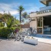 Ingresso dell'hotel con bici parcheggiate all'esterno.