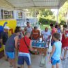Persone giocano a biliardino all'aperto sotto una tenda.