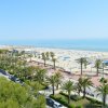 Vista panoramica di una spiaggia con palme e mare.