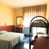 Camera da letto con letto matrimoniale e letto a castello.