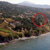 Vista aerea di una collina verdeggiante vicino al mare.
