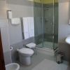 Bagno con doccia in vetro e sanitari.