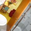 Vista da bagno a salotto con arredamento vivace.