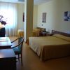 Camera d'albergo con letto matrimoniale e scrivania.