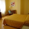 Camera d'albergo con letto matrimoniale e un televisore.