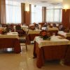 Ristorante con tavoli apparecchiati elegantemente.