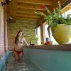 Donna in costume, in un lungo bacino d'acqua.