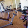 Una palestra con attrezzi per allenamento.