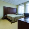 Camera d'albergo con letto matrimoniale e mobili scuri.