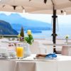 Colazione con vista montagna e mare su terrazza.