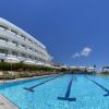 Piscina all'aperto accanto a un hotel moderno.