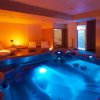 Spa con vasca idromassaggio illuminata di blu.