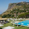 Complesso con piscina e gazebo all'aperto su una collina.