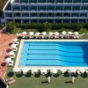 Vista aerea di una piscina e area relax.