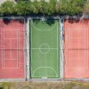 Campi sportivi dall'alto in vari colori.