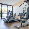 Palestra con tapis roulant e attrezzo multifunzione.
