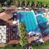 Vista aerea di piscine circondate da palme.