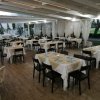 Ristorante con tavoli apparecchiati.