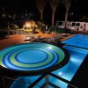 Piscine illuminate di notte.