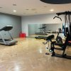 Una palestra con tapis roulant e attrezzature di allenamento.