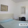 Camera da letto con letto matrimoniale, scrivania e armadio.