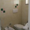 Bagno con bidet e WC, piastrelle color crema.