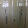 Doccia con cabina di vetro in bagno.