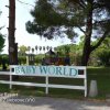 Ingresso a un parco giochi con cartello 