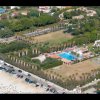 Vista aerea di un resort con piscine e campi sportivi.
