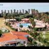 Vista di un resort con piscina e giardini.