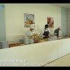 Cuochi al lavoro in una cucina self-service.