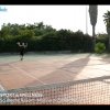 Persona su un campo da tennis.
