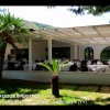 Ristorante all'aperto con tavoli apparecchiati.