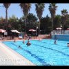Persone giocano in piscina.