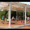 Persone fanno esercizio sotto una pergola.