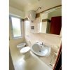 Bagno con lavabo, bidet e WC. Finestra laterale e specchio sopra il lavandino.