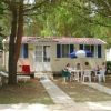 Una casa mobile con persone sedute all'aperto.