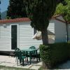 Casa mobile con tavolo e sedie da esterno.