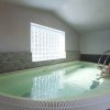 Piscina interna con scaletta e finestra in vetrocemento.